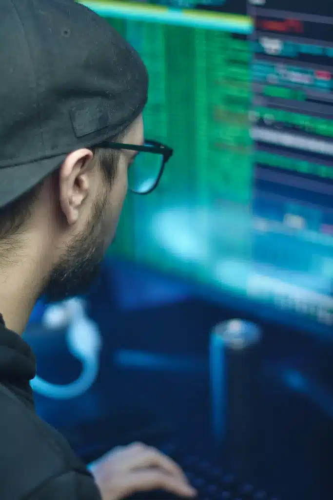 mann_schaut_auf_monitor_support